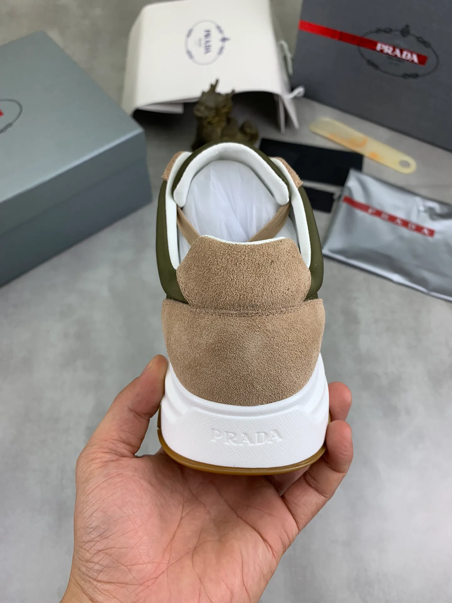 Men's shoes 💰P562💰[New model] The top version is available on the official website, 🆘 The trendy brand (PRADA) mainly promotes the popular model, avant-garde and versatile fashionable men's shoes, private version mold opening, cowhide surface splicing 1:1 replica... fashionable and simple, original imported cowhide and lining cowhide feet; the atmosphere and personality are more fashionable, eye-catching and pursuing class. It will subvert the old idea and be a must-have for fashion trendsetters with you! Must keep it for yourself! Tall and comfortable, large and low, high-end quality workmanship. Code number: 38-44 (45 customized) 4️⃣ colors available.